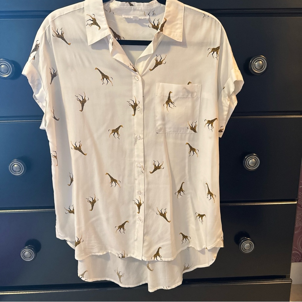 Jane & Delancey white with giraffe Print Button-Up Shirt Sz m